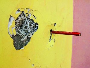 教学楼外墙被插入一支铅笔。 早报网网友 “莫食我黍”摄